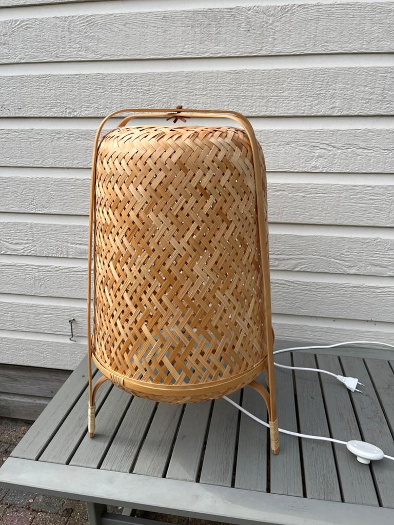 Rieten staande lamp - 67 cm hoog, 38 cm breed, Ophalen of Verzenden, Gebruikt, Overige materialen, Minder dan 100 cm