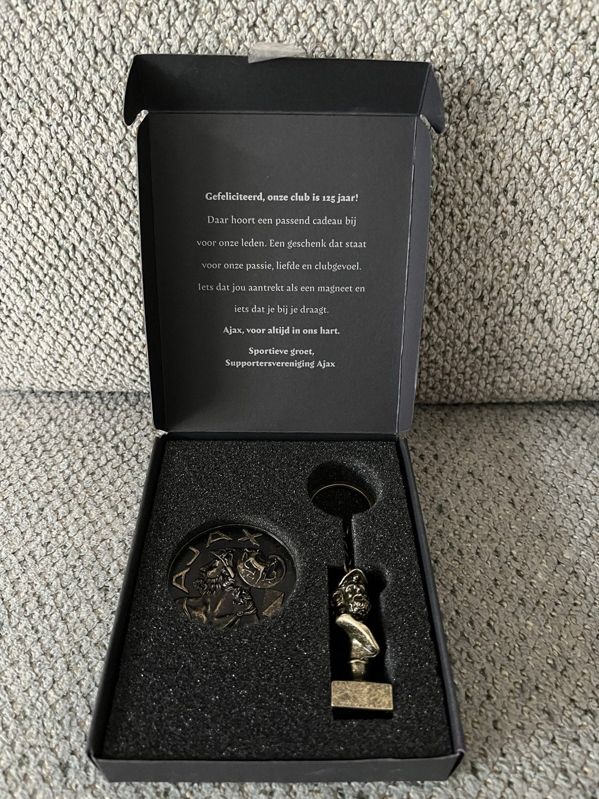 Ajax 125 jaar jubileum sleutelhanger en magneet, Ophalen of Verzenden, Nieuw, Merk