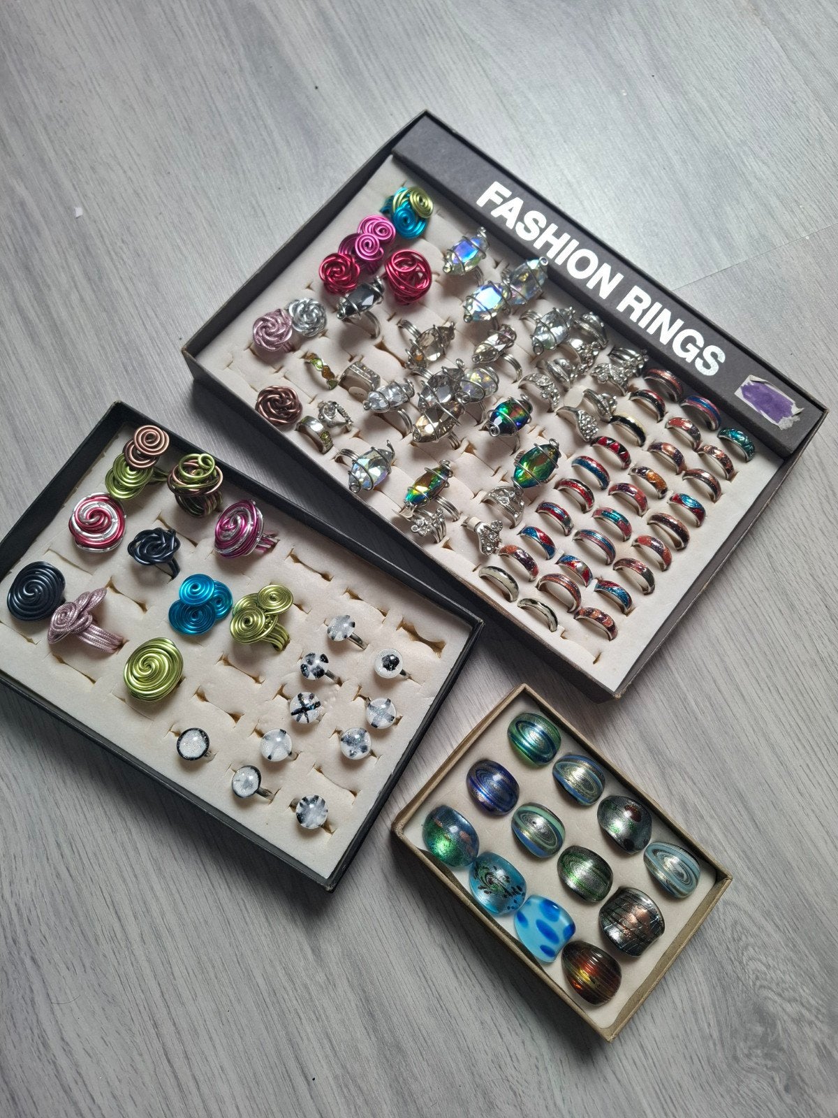 Grote collectie ringen: glas, draad en kristal, Overige materialen, Overige kleuren, Met kristal, Nieuw