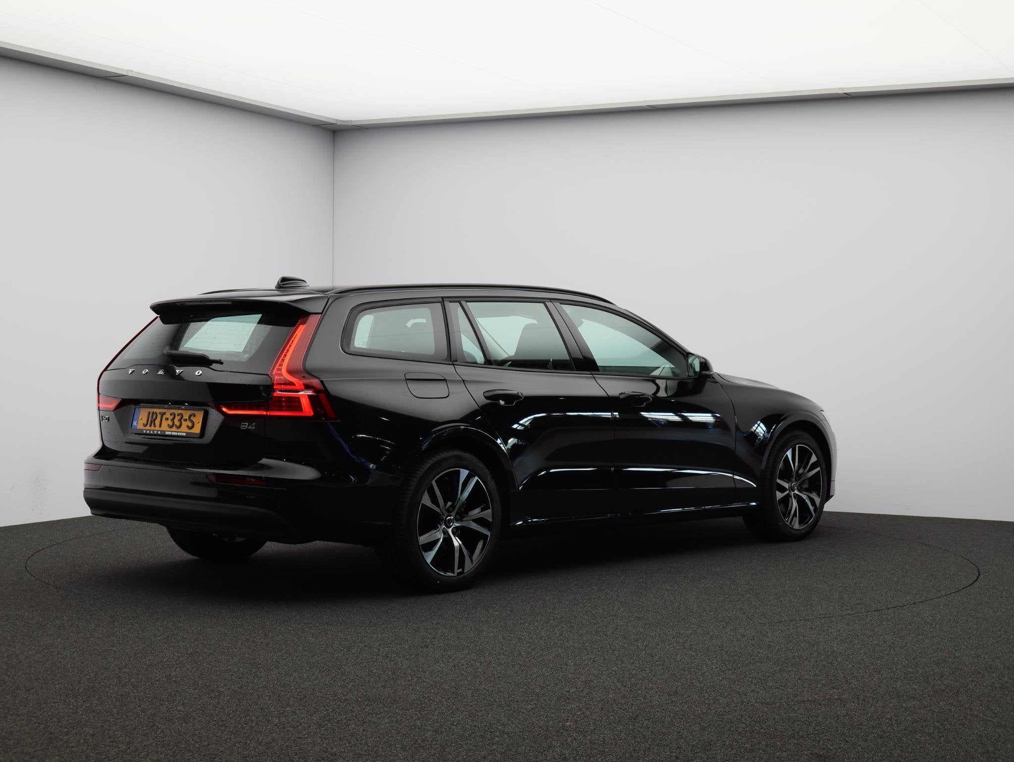 Volvo V60 B4 197PK Essential Edition / Adaptive Cruise / Cli, Stof, 4 cilinders, 1634 kg, Zwart