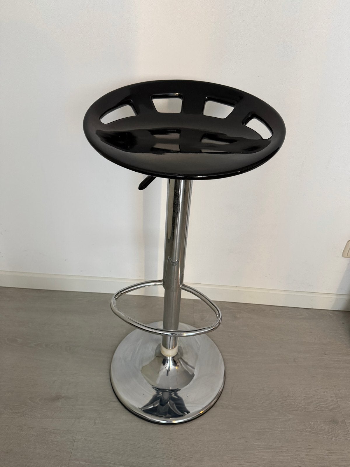 Zwarte barkruk, in hoogte verstelbaar (53-78 cm), Ophalen, Kunststof, Gebruikt, In hoogte verstelbaar