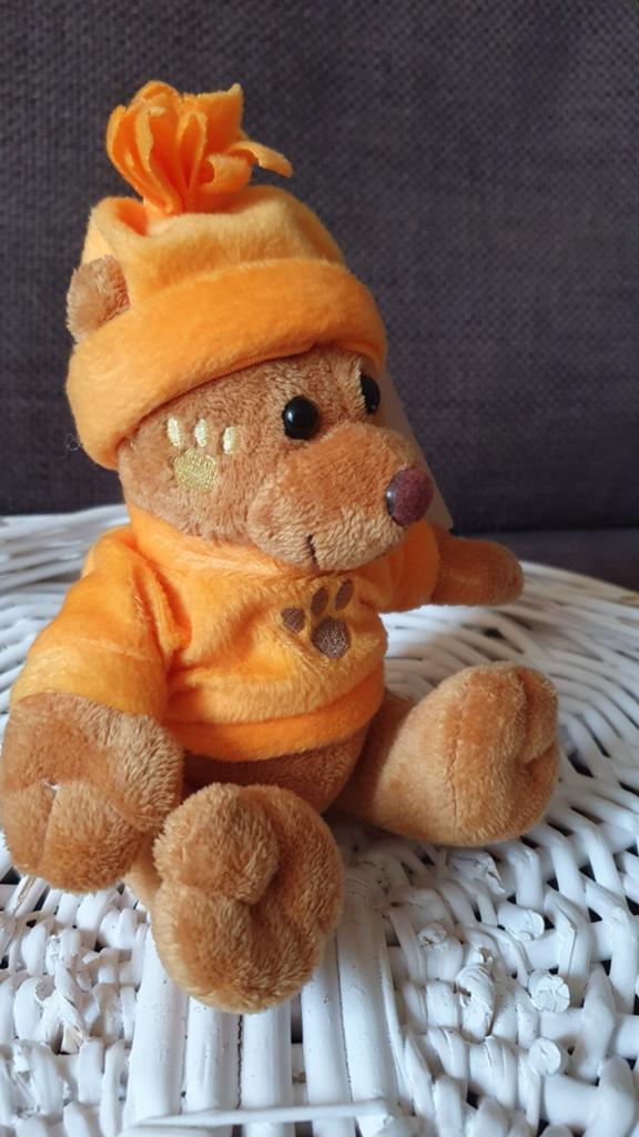 Knuffelbeer van Ostoy. Oranje kleding., Ophalen of Verzenden, Zo goed als nieuw, Oranje, Beer