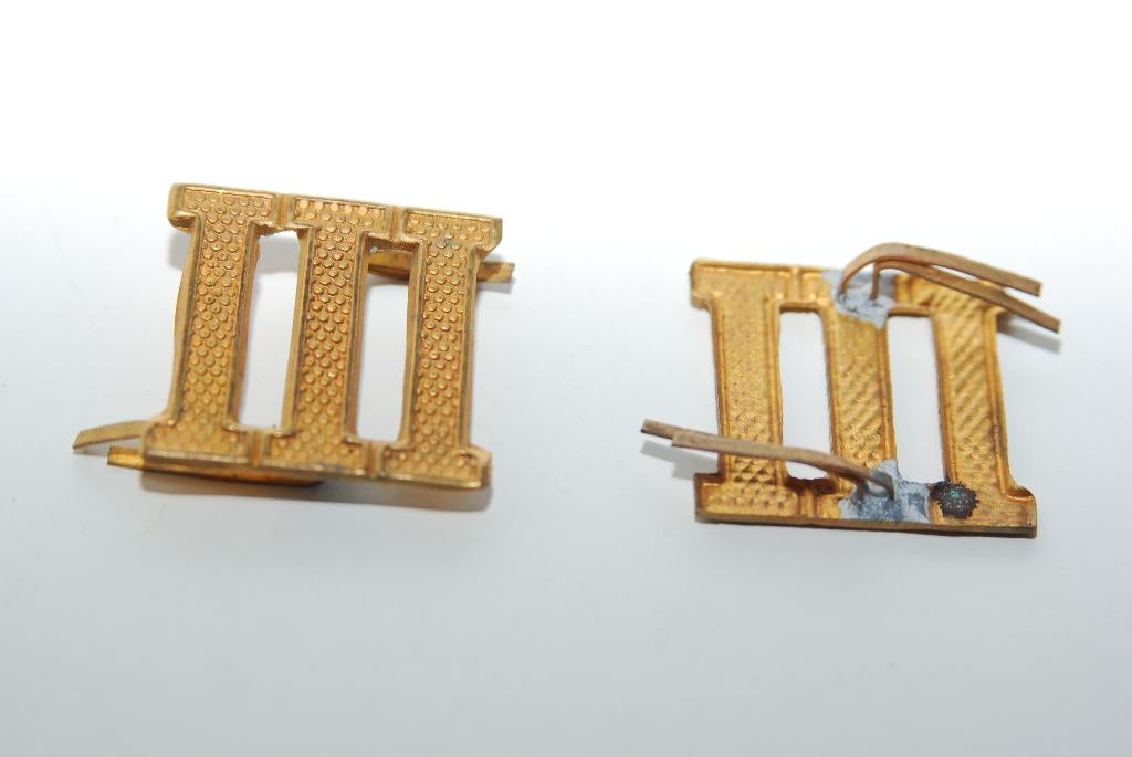 Nederlands vooroorlogs veldmuts embleem Romeinse 3., Ophalen of Verzenden, Landmacht, Nederland, Embleem of Badge