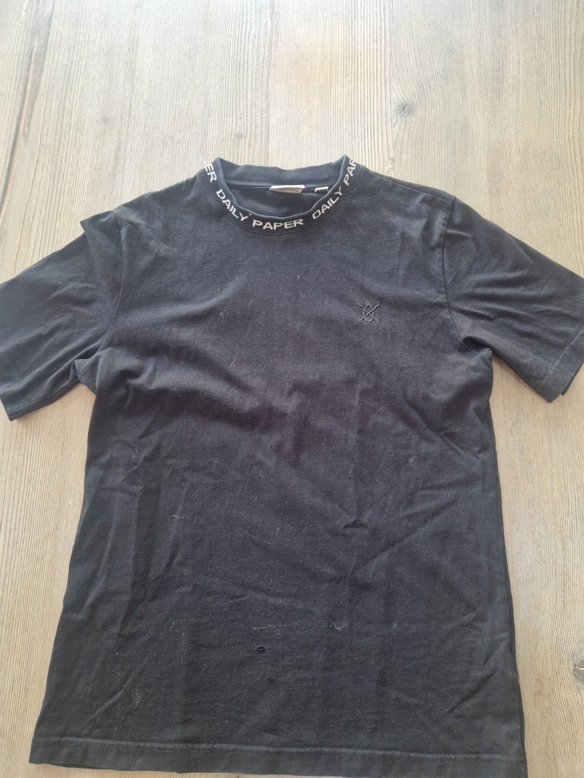 Daily Paper T-shirt met logo, maat S - 2 kleine gaatjes, Zwart, Ophalen of Verzenden, Daily Paper, Gedragen