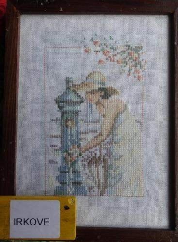 JONGE VROUW AAN DE POMP * GEBORDUURD * In Lijst *, 18 cm, Verzenden, 24 cm, Textiel