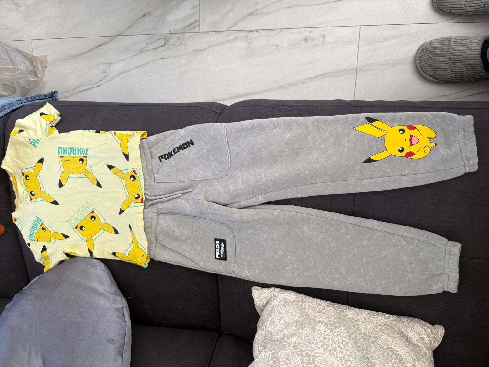 Joggingbroek en shirt maat 116 Pikachu, Ophalen of Verzenden, Zo goed als nieuw, Jongen, Broek