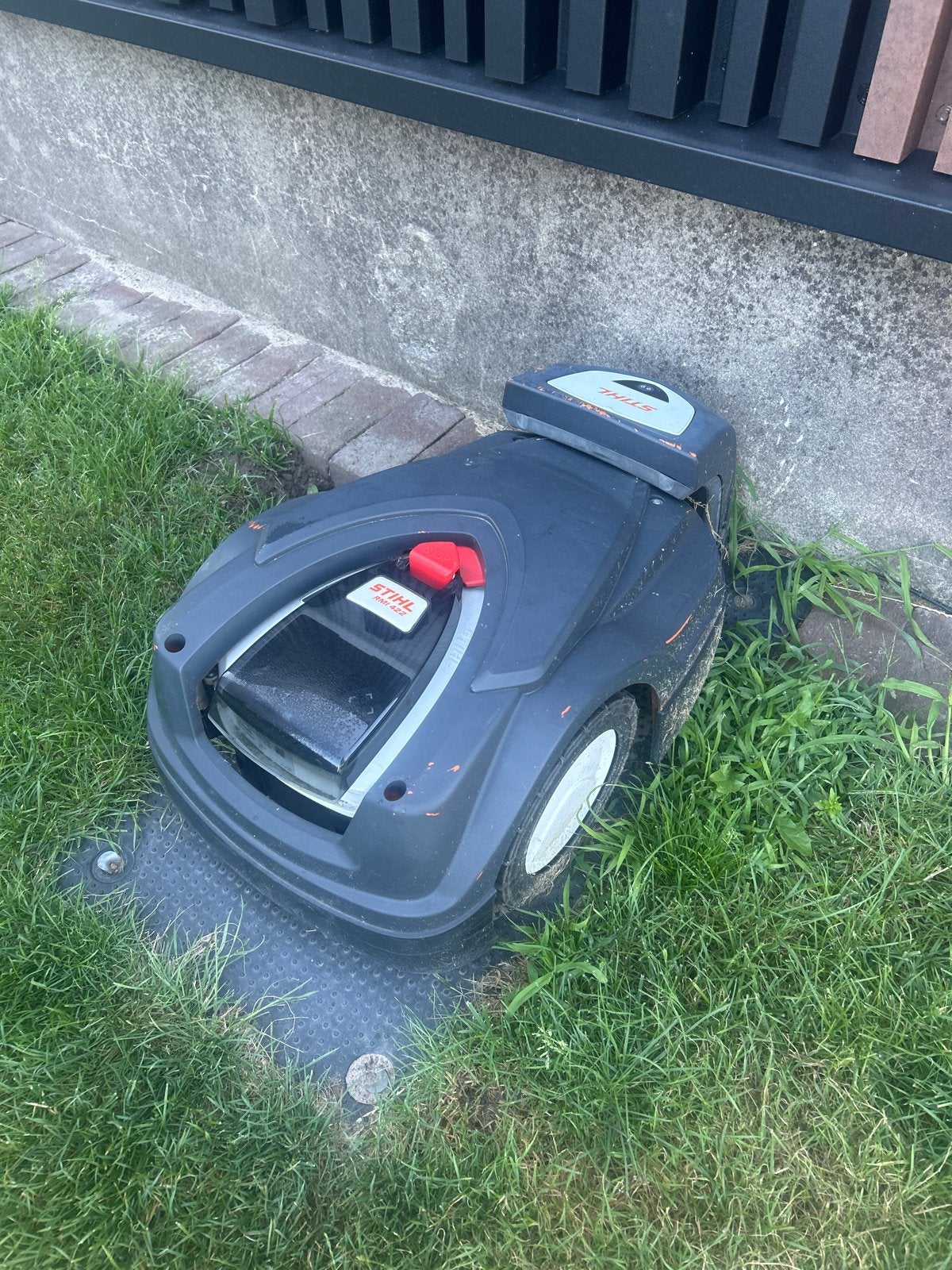 Stihl iMow robotmaaier met laadstation, Ophalen, Gebruikt, 20 tot 25 cm