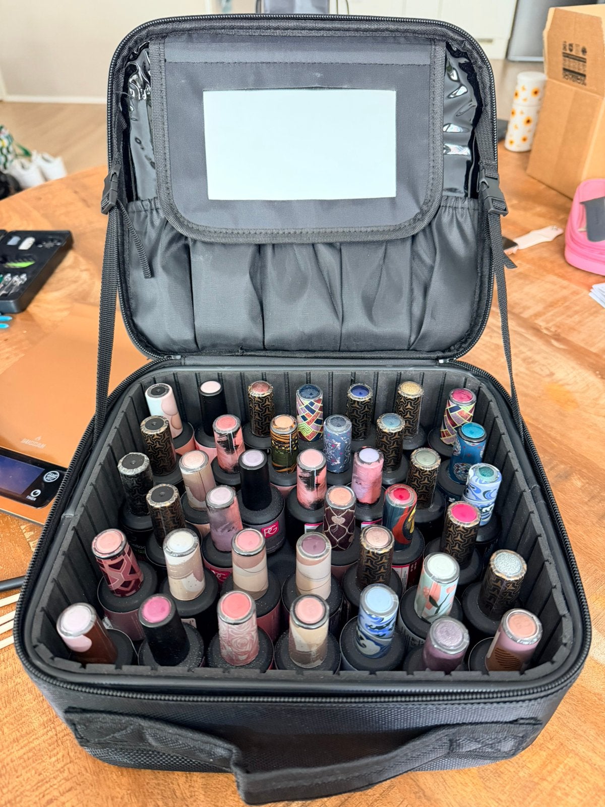 Pink Gellac set inclusief lamp, opbergtassen en 35 lakjes, Gebruikt, Overige kleuren, Verzenden, Handen en Nagels