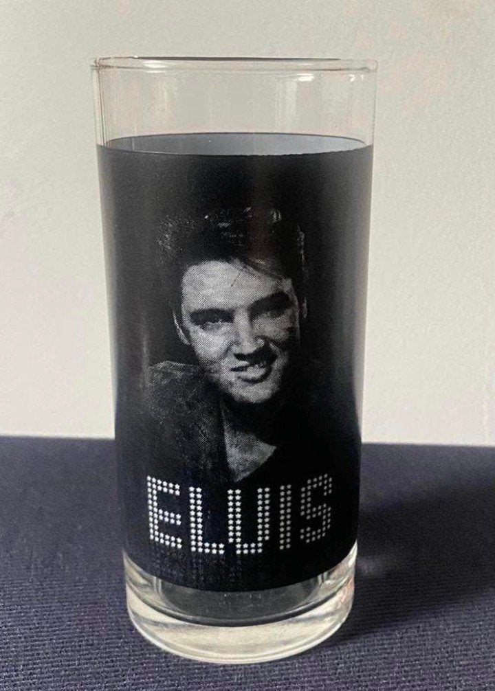 Glas met afbeelding Elvis PresleyThe King. H. 14 cm., Ophalen of Verzenden, Zo goed als nieuw, Frisdrankglas