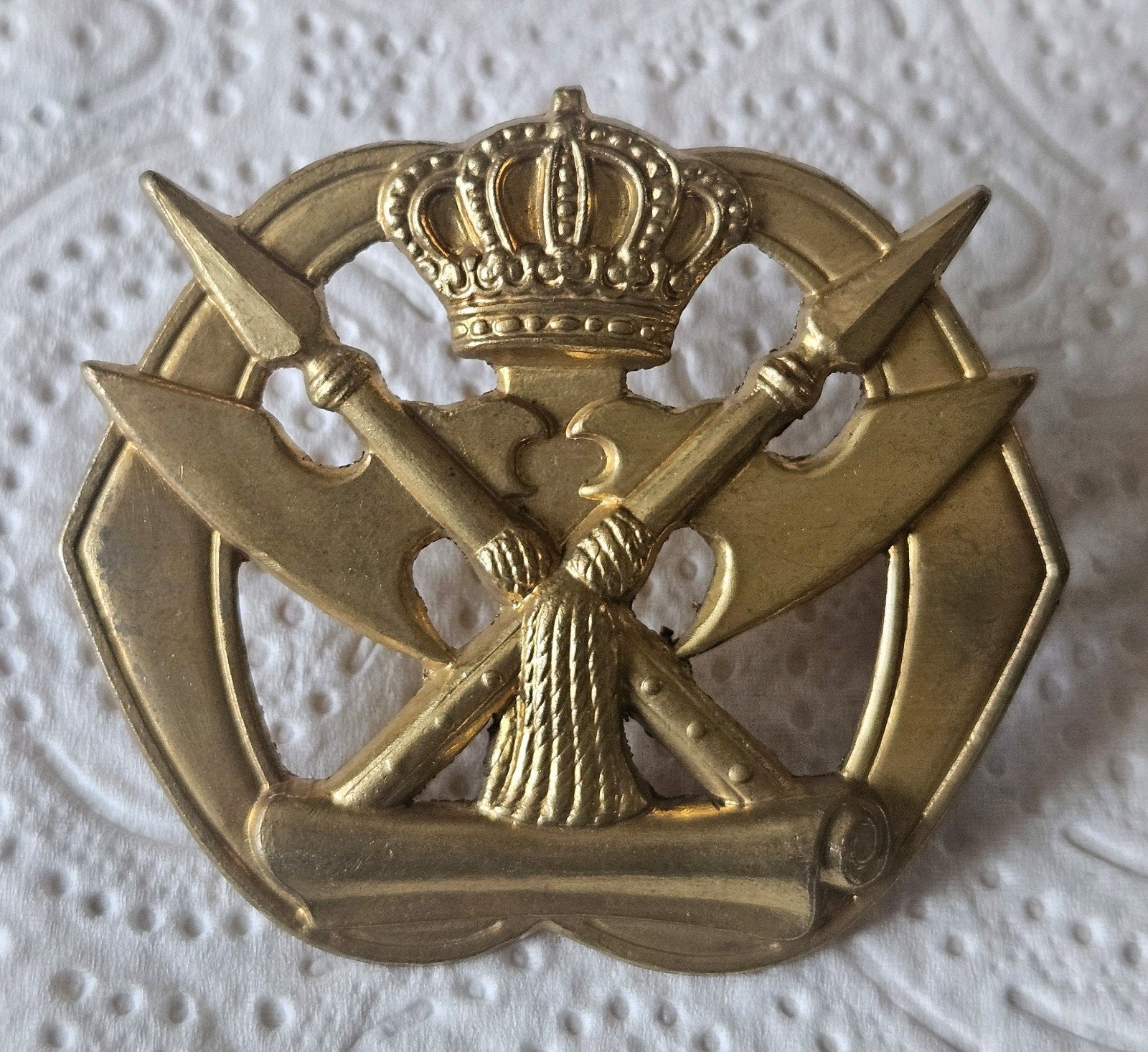 Baretembleem Militaire Juridische Dienst oude kroon, Verzamelen, Militaria | Algemeen, Ophalen of Verzenden, Landmacht, Nederland