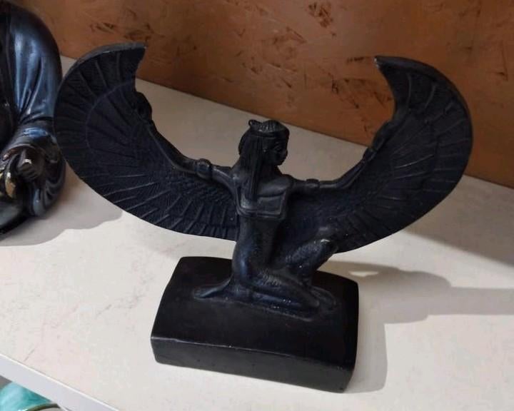 Egyptische gevleugelde godin sculptuur, Ophalen of Verzenden, Beeld, Afrika, 20 - 50 cm