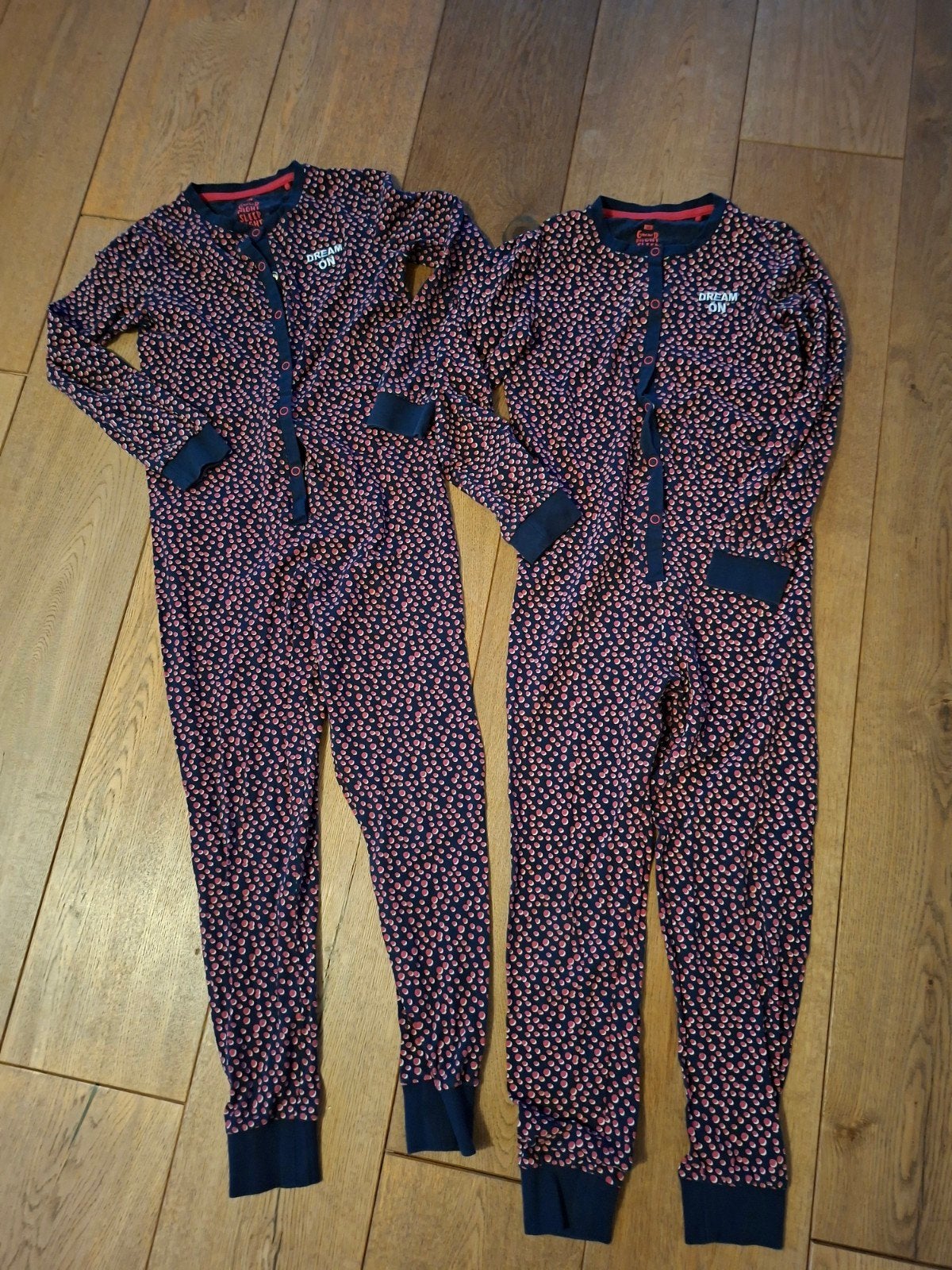 2x WE Meisjes Pyjama Onesie Maat 134-140 Zacht Comfortabel, Ophalen of Verzenden, Zo goed als nieuw, Meisje, Nacht- of Onderkleding