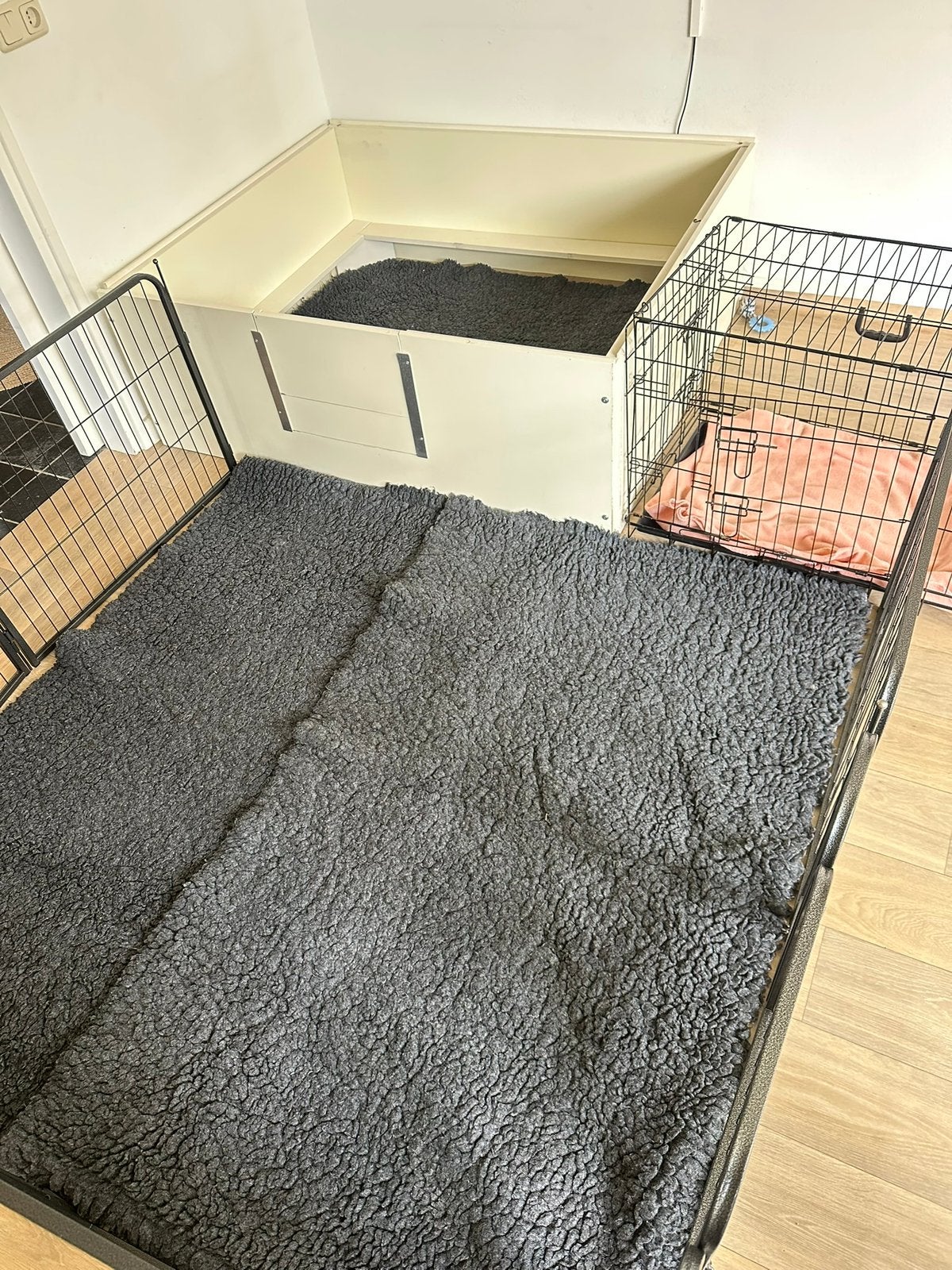 Werpkist 140x120 cm incl 5 vetbedden, ren, bench enz, Ophalen, Zo goed als nieuw