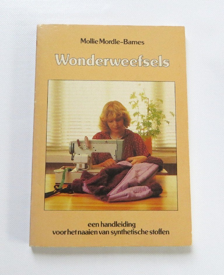 Naaiboek M5399: Mollie Mordle-Barnes - Wonderweefsels, Mollie Mordle-Barnes, Ophalen of Verzenden, Zo goed als nieuw, Borduren en Naaien
