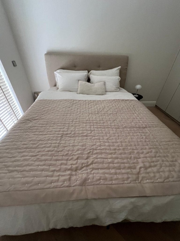 Bed met hoofdbord en opbergruimte, Huis en Inrichting, Ophalen, Beige, Tweepersoons, Zo goed als nieuw