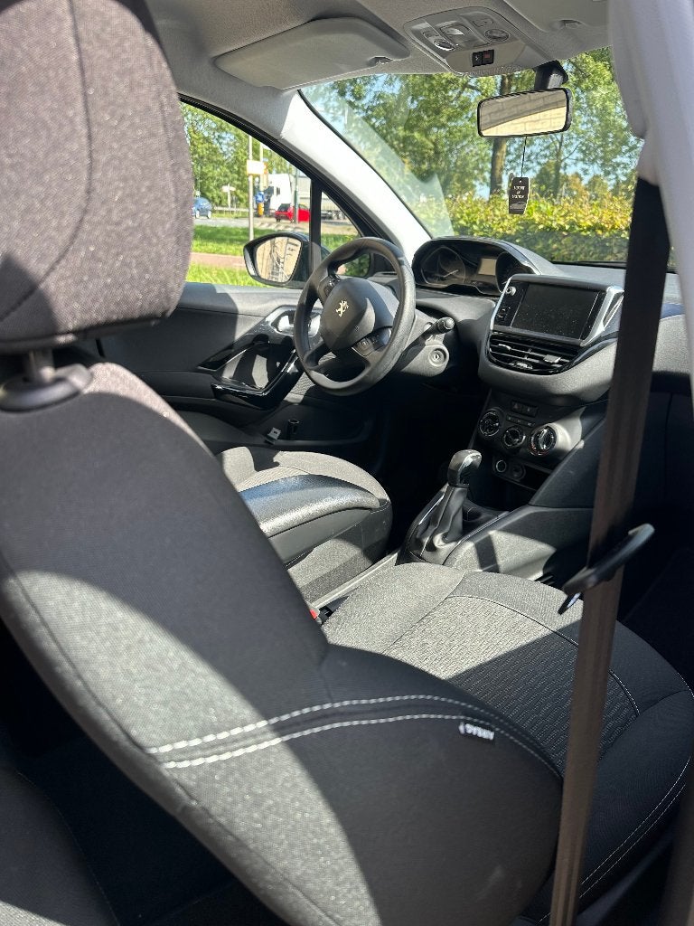 Foto 10 van Peugeot 208 1.2 Puretech 82pk 2019 Grijs