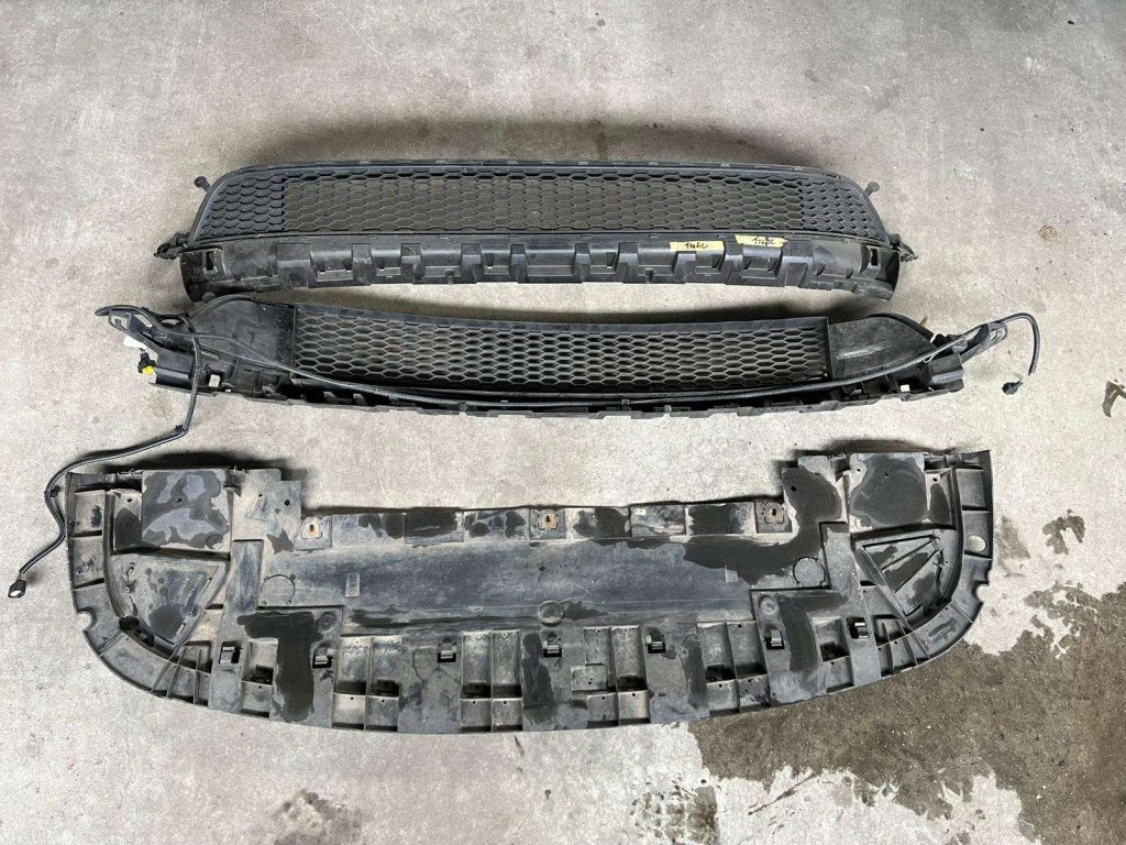 voorbumper onderplaat trafic 601974462r rooster 622544919r, Auto-onderdelen, Carrosserie en Plaatwerk, Gebruikt, Voor, Frankrijk