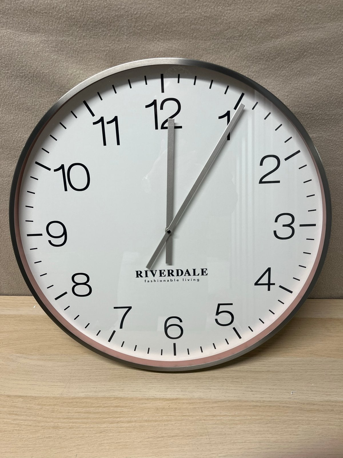 Riverdale Wandklok Zilver 53cm - Nieuw in doos, Wandklok, Analoog, Werkt op batterijen, Nieuw