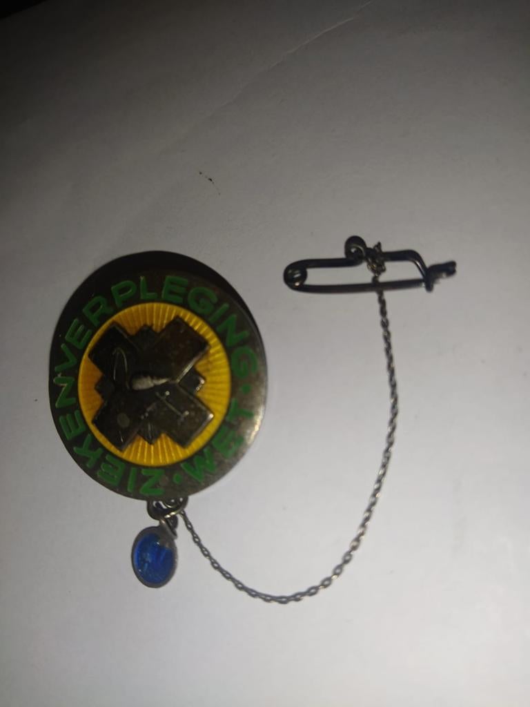 Vintage Zuster Speld Ziekteverpleging met Ketting, Overige materialen, 4 tot 7 cm, Gebruikt, Ophalen of Verzenden