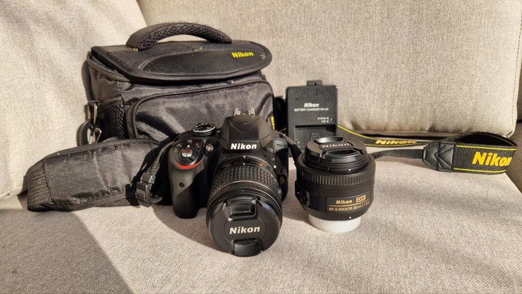 Nikon D3300, 18-55 mm en 35 mm objectief/lens en camera tas, Audio, Tv en Foto, Fotocamera's Digitaal, Ophalen of Verzenden, Zo goed als nieuw