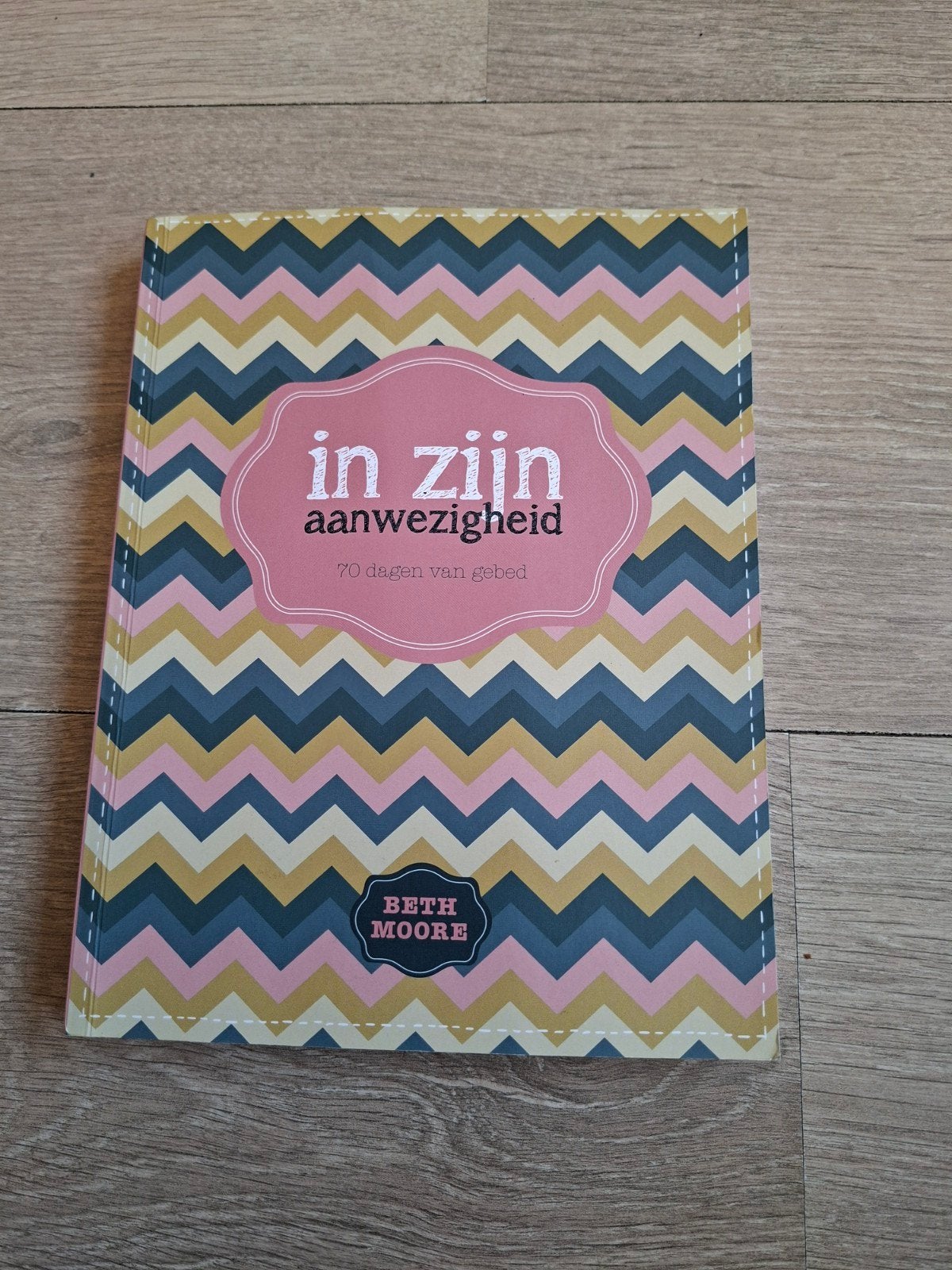 Beth Moore - In zijn aanwezigheid, Boeken, Ophalen of Verzenden, Zo goed als nieuw, Beth Moore