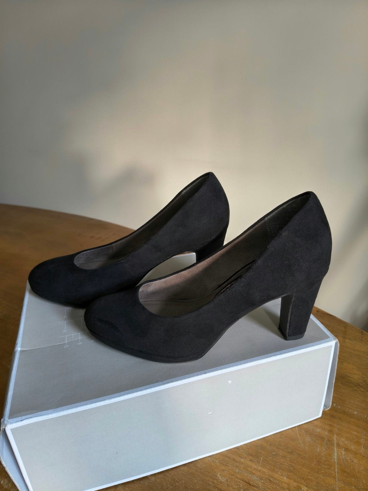 Tamaris zwarte suède pumps - maat 35, fijn voetbed, Kleding | Dames, Tamaris, Pumps, Zwart, Ophalen of Verzenden