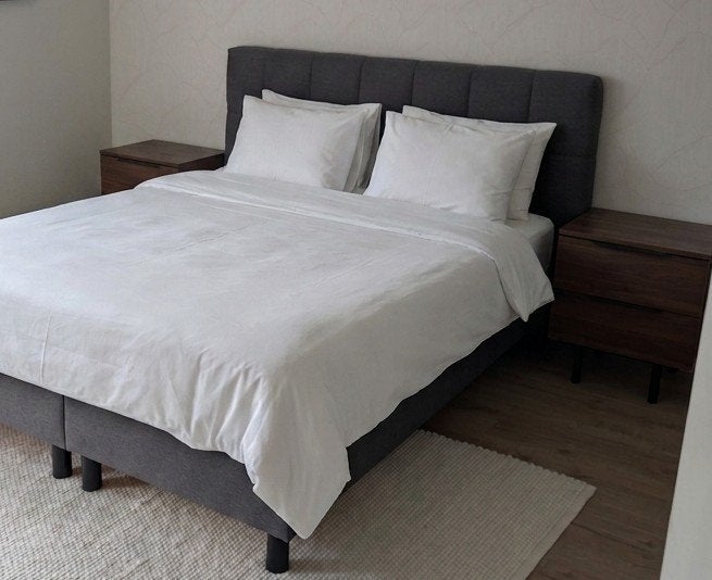2 nachtkastjes - walnoot fineer, Huis en Inrichting, Slaapkamer | Nachtkastjes, Ophalen, Overige materialen, Gebruikt, 55 tot 70 cm