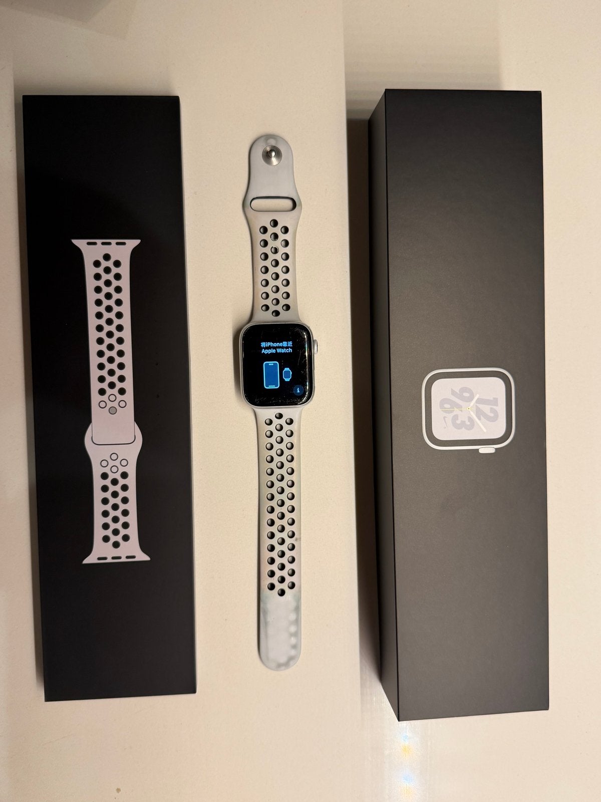 Apple Watch Nike Series 4 (44mm), Sieraden, Tassen en Uiterlijk, Smartwatches, IOS, Ophalen of Verzenden, Waterdicht, Grijs