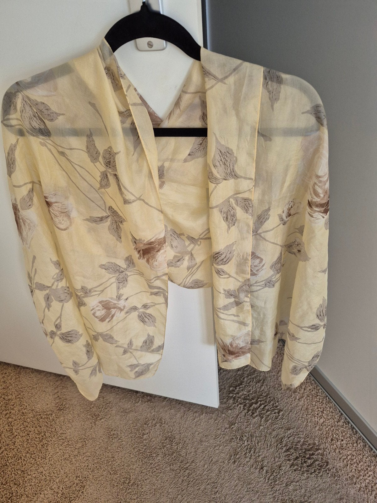 Zijden sjaal. Als nieuw., Ophalen of Verzenden, Zo goed als nieuw, Maat 46/48 (XL) of groter