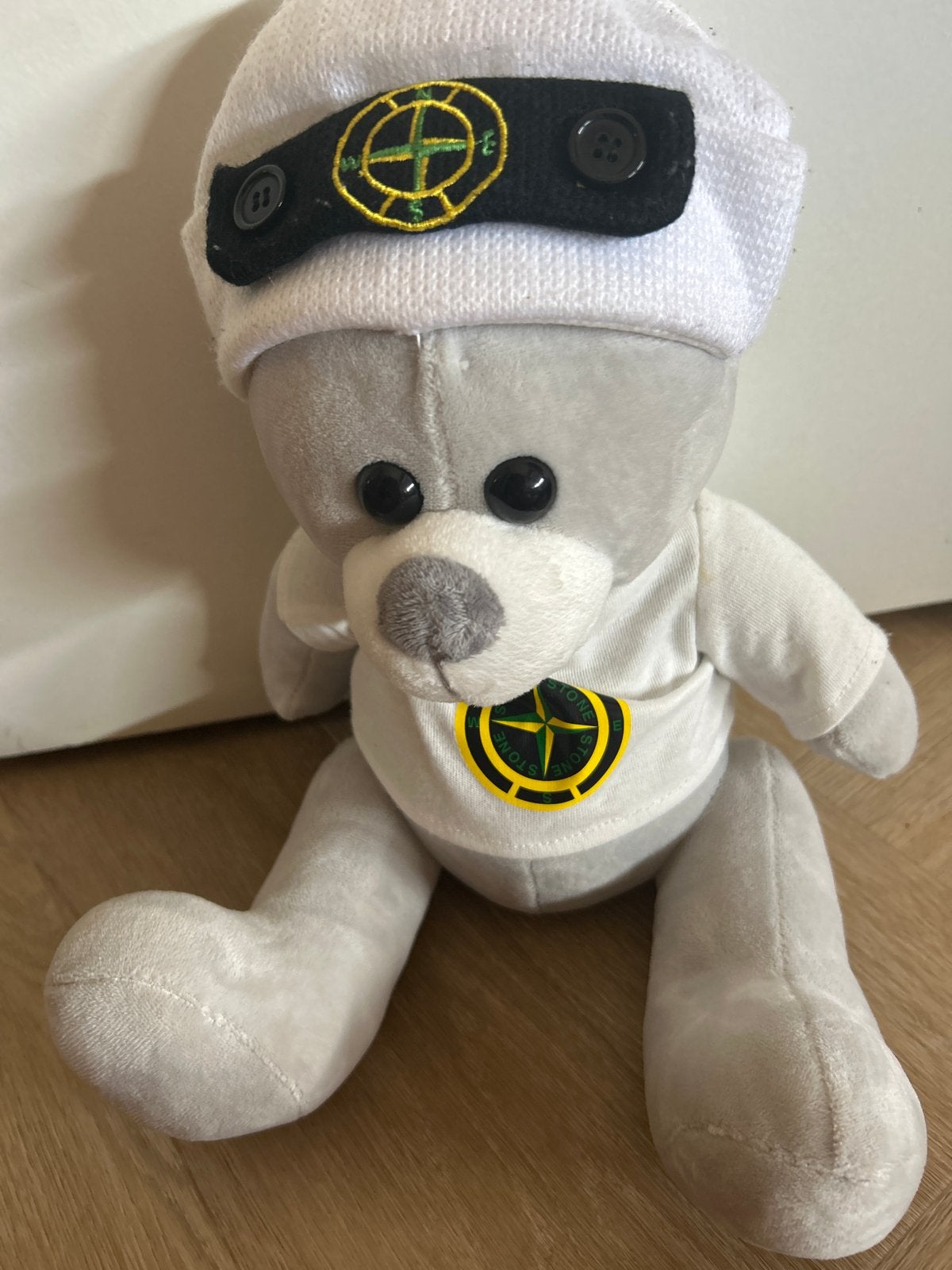 Stone Island teddybeer met muts en logo, Kinderen en Baby's, Overige merken, Overige karakters, Beer, Grijs
