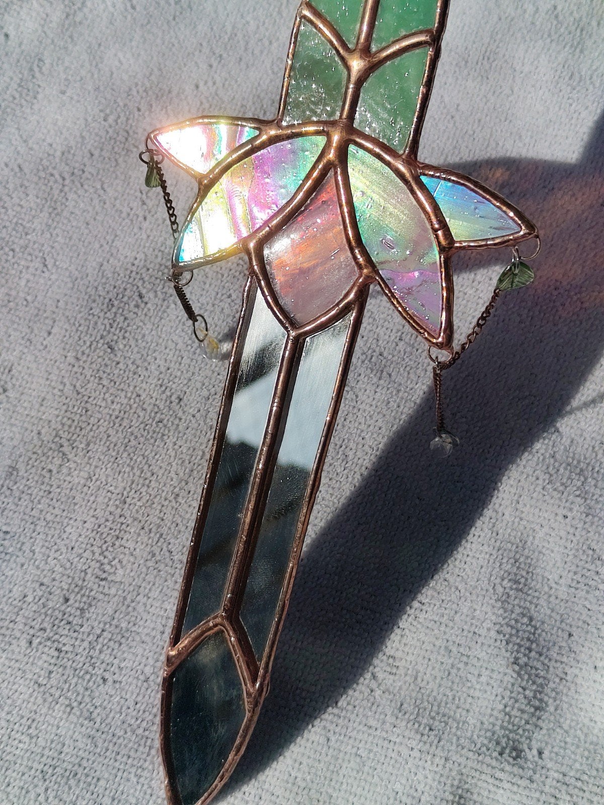 Handgemaakte glas-in-lood lotus dolk raamhanger(36cm), Antiek en Kunst, Antiek | Glas en Kristal, Ophalen of Verzenden