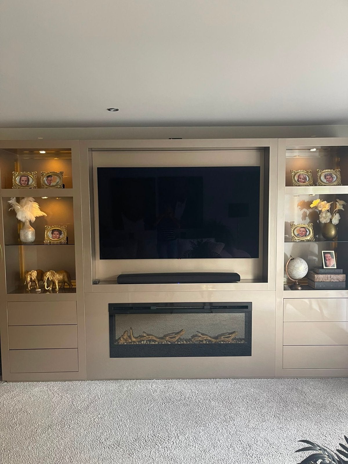 Moderne TV-meubel met haard en vitrinekasten, Ophalen, 200 cm of meer, Zo goed als nieuw, 25 tot 50 cm