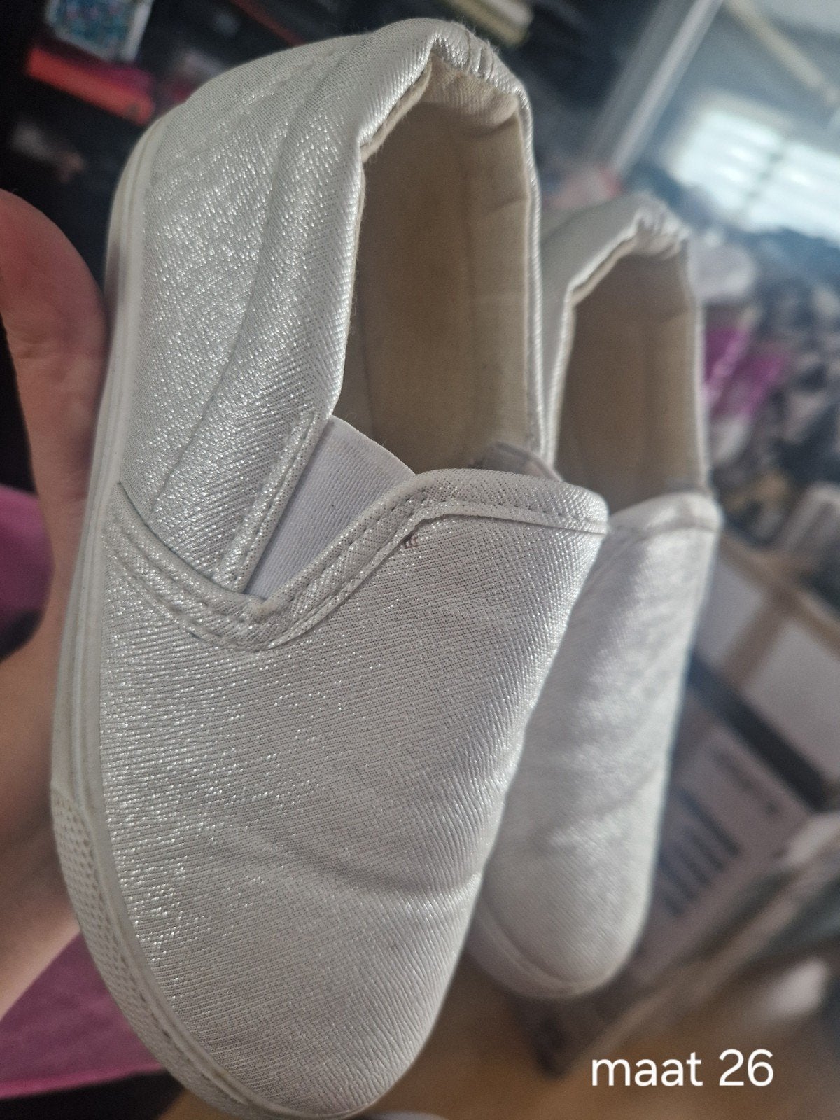 Maat 26 , witte instappers met subtiele glitter., Ophalen of Verzenden, Zo goed als nieuw, Wit, Instappers