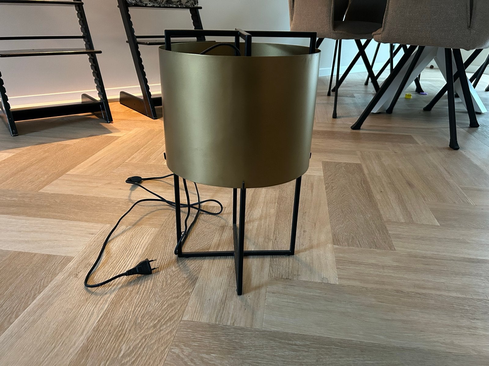 Stijlvolle gouden tafellamp met zwart metalen onderstel, Ophalen, E27 (groot), Zo goed als nieuw, Minder dan 100 cm