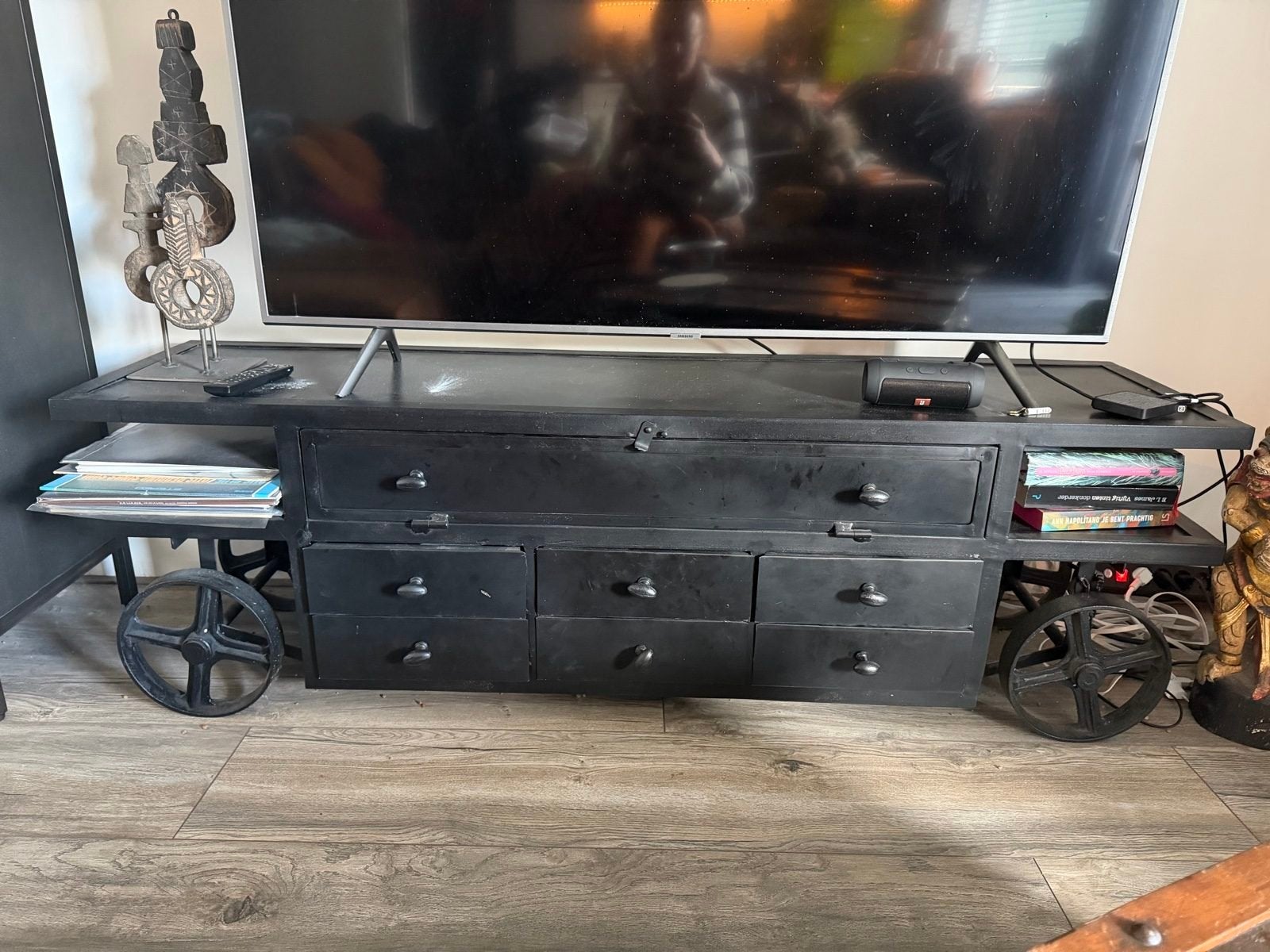 Industriële Zwarte TV Meubel met Wielen 40 cm Breed, Ophalen of Verzenden, Gebruikt