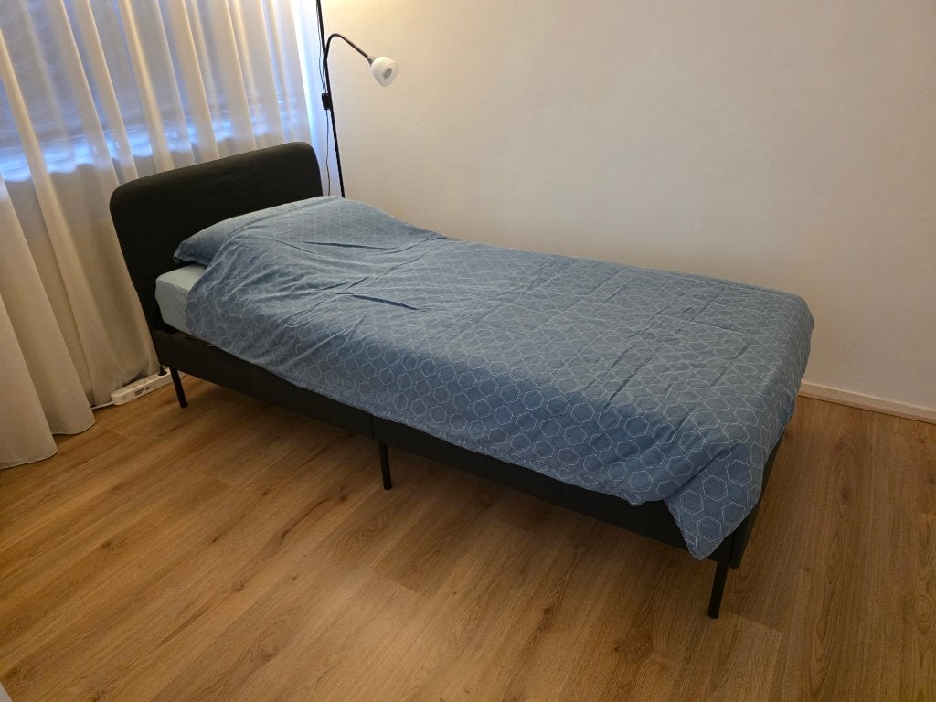 Ikea SLATTUM Eenpersoonsbed donkergrijs 90x200 cm + Matras, Ophalen, 90 cm, Eenpersoons, Zo goed als nieuw