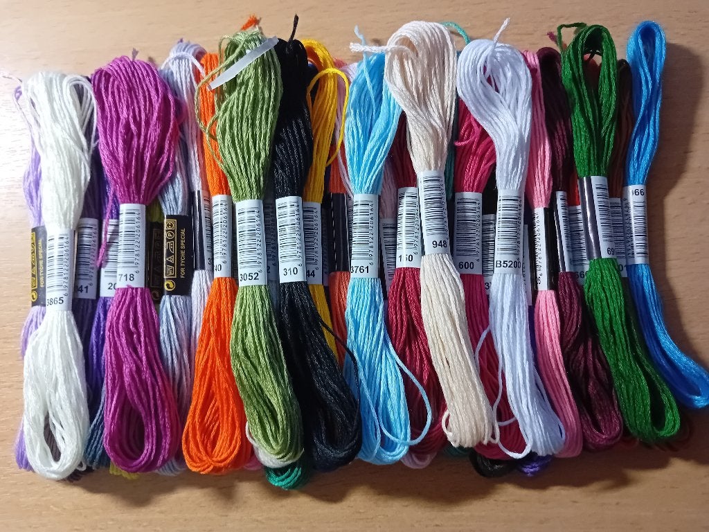 36 verschillende bosjes hoogwaardige borduurgaren., Hobby en Vrije tijd, Borduren en Borduurmachines, Verzenden, Nieuw, Handborduren