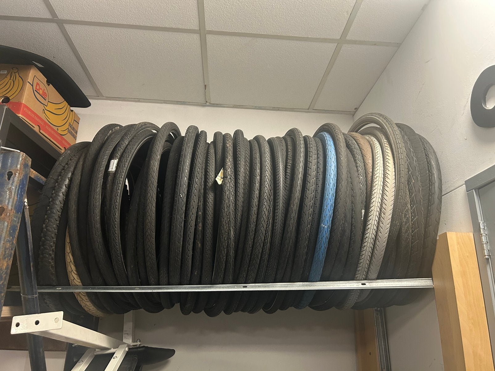 Partij Tweedehands fiets 50 x buitenbanden 28 inch €150, Fietsen en Brommers, Ophalen of Verzenden