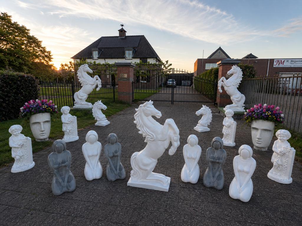 Diverse tuinbeelden: paarden, mensen en meer, Ophalen of Verzenden, Zo goed als nieuw, Beton, Dierenbeeld