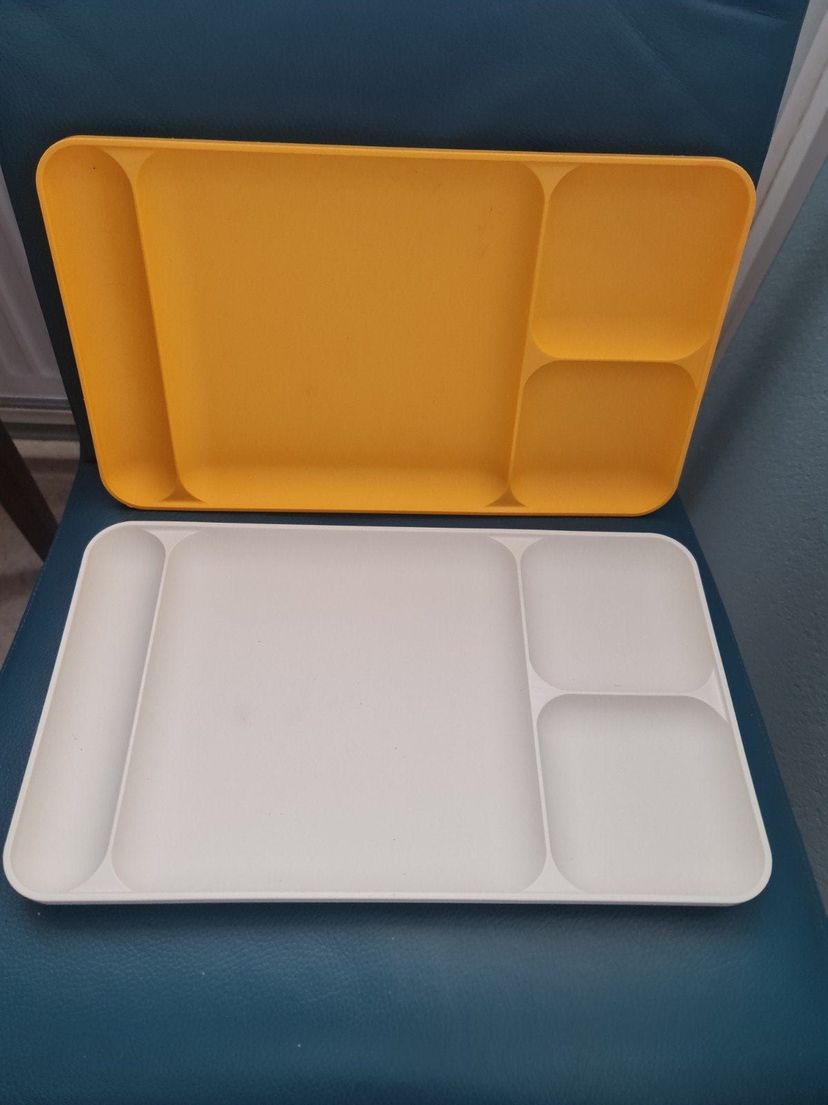 Tupperware vintage Serveerblad met vakken - Geel en Wit, Huis en Inrichting, Gebruikt, Geel, Overige typen, Ophalen of Verzenden