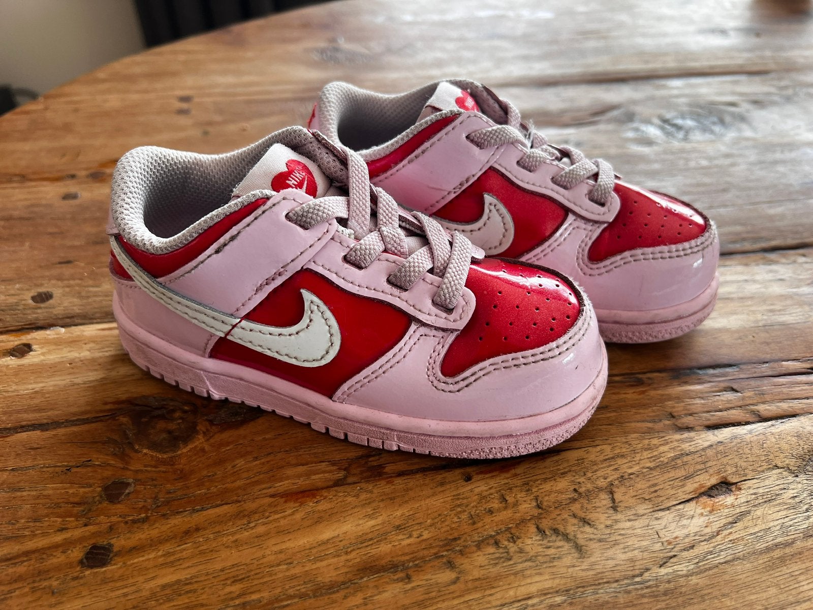 Nike valentines edition roze/rood, Schoentjes, Jongetje of Meisje, Ophalen of Verzenden, Zo goed als nieuw