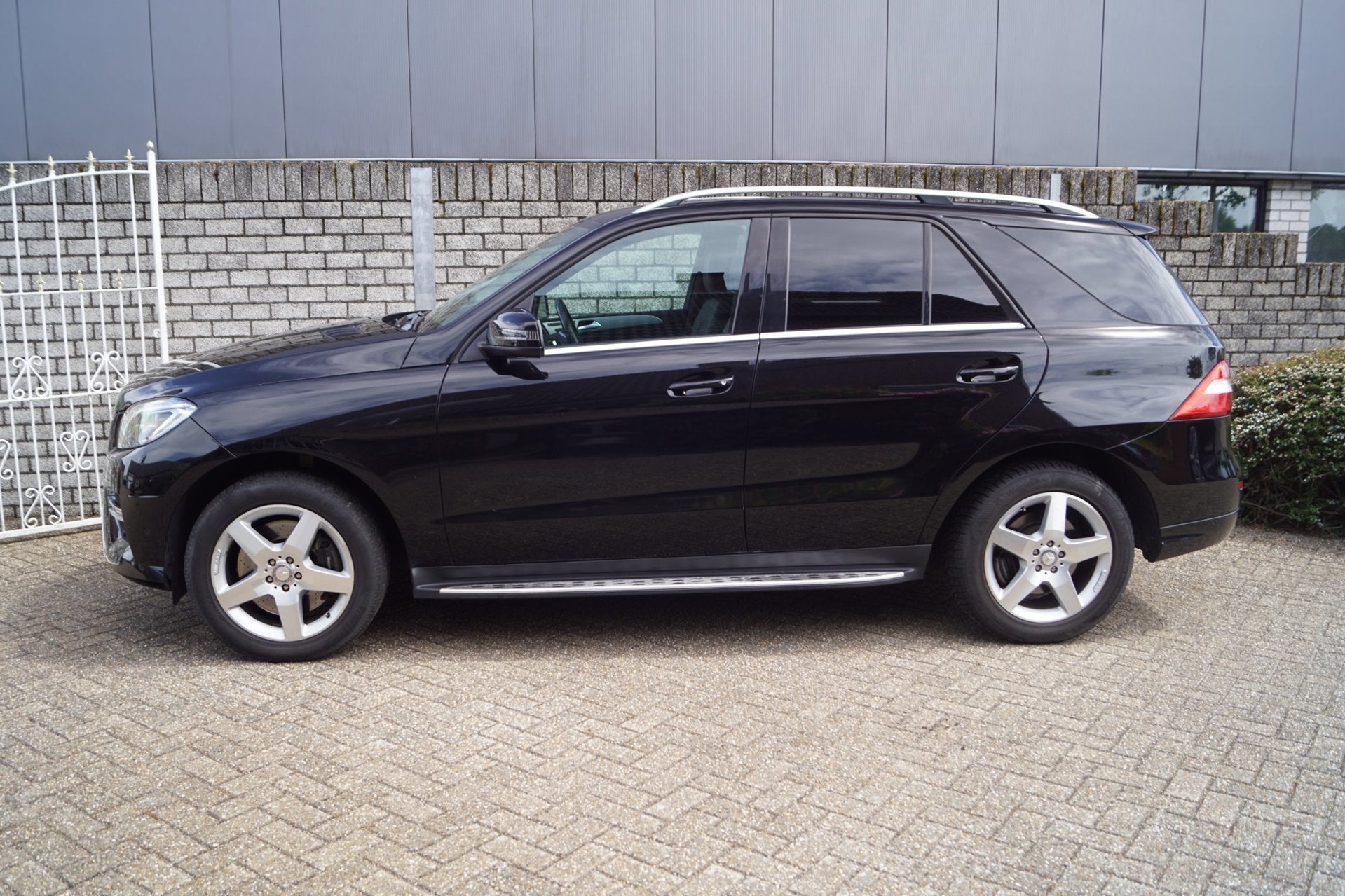 Mercedes-Benz M-klasse 500 4 Matic Autom Leder Sportst Stoel, Auto's, Euro 5, Gebruikt, 138 €/maand, 2135 kg