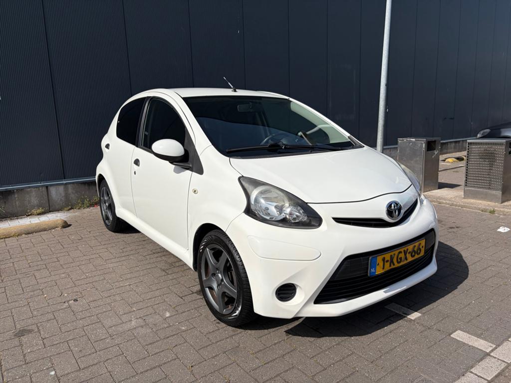 Toyota Aygo 1.0 12V Vvt-i 5DRS 2012 Wit |Airco|Reservewiel, Voorwielaandrijving, Zwart, 4 stoelen, Handgeschakeld