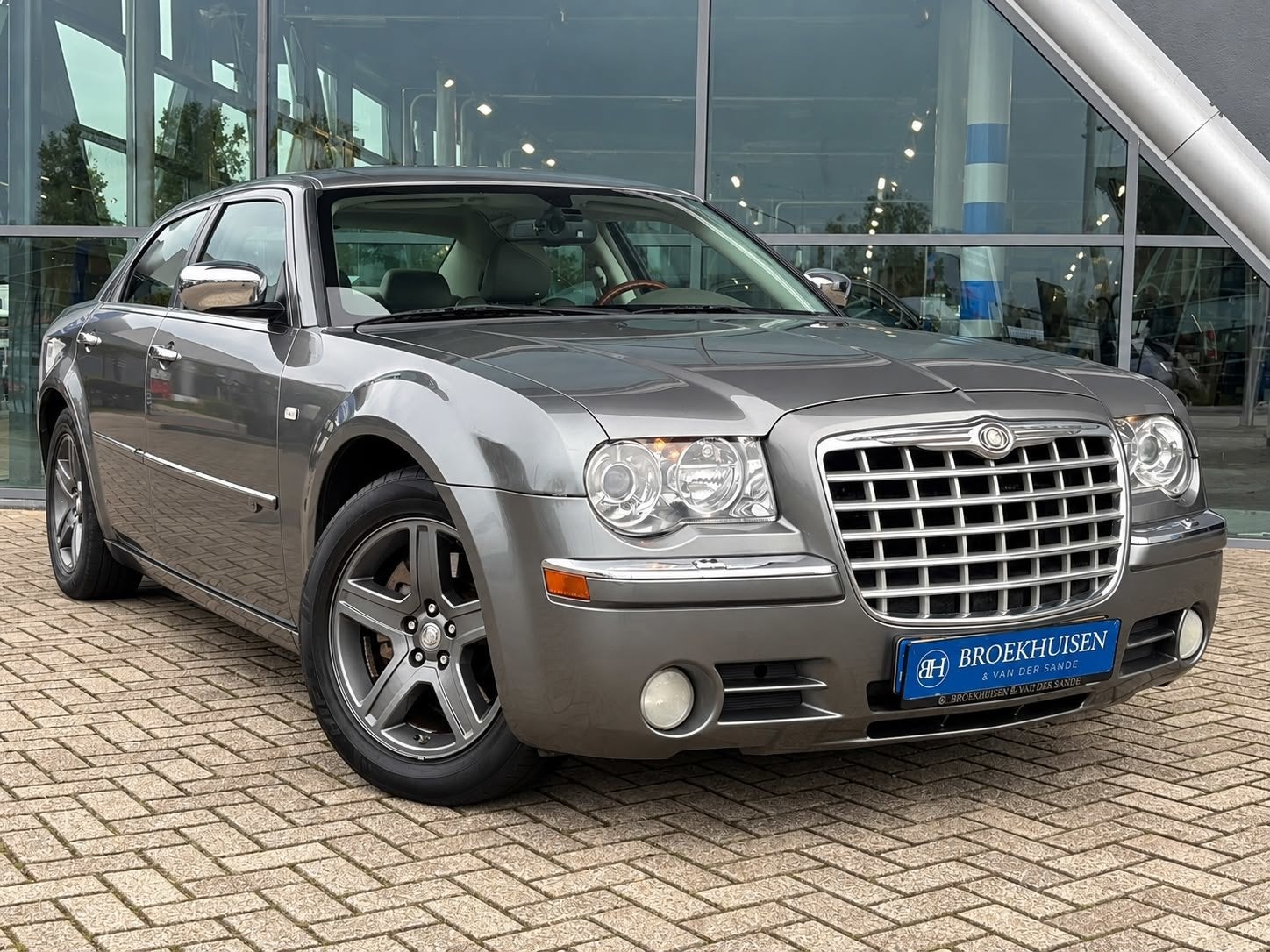 Chrysler 300C 3.5 V6 249pk Schuifdak / Stoelverwarming / Nav, Auto's, Automaat, Gebruikt, Zwart, 1715 kg