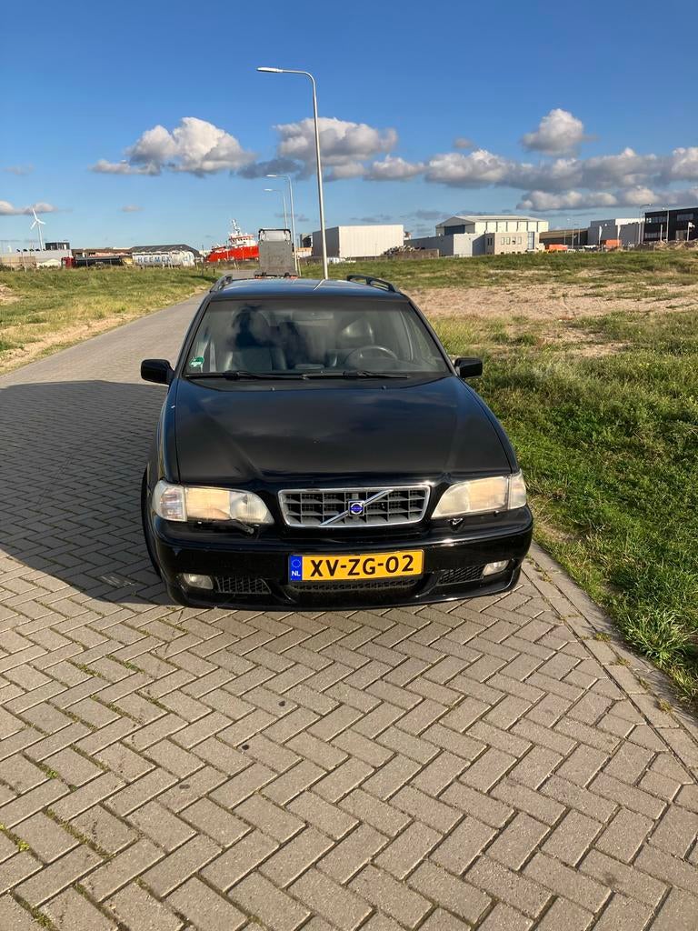 Volvo V70 2.3 R AWD AUT 1999 Zwart, Auto's, Volvo, V70, 4x4, Airconditioning, Bluetooth, Climate control, Cruise Control, Elektrische ramen