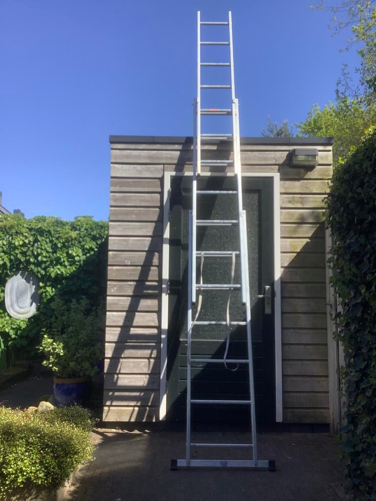 Professionele aluminium (schuif) ladder, Doe-het-zelf en Verbouw, Ladders en Trappen, Ophalen, Zo goed als nieuw, 4 meter of meer