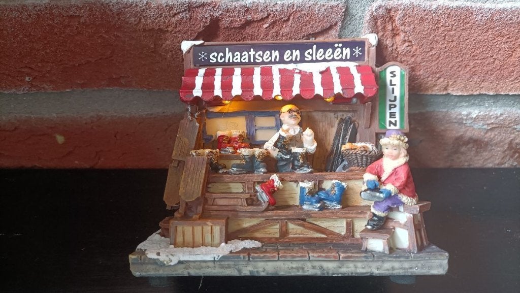 kersthuisje schaatsen en sleeen met verlichting nieuw in doo, Ophalen of Verzenden, Nieuw