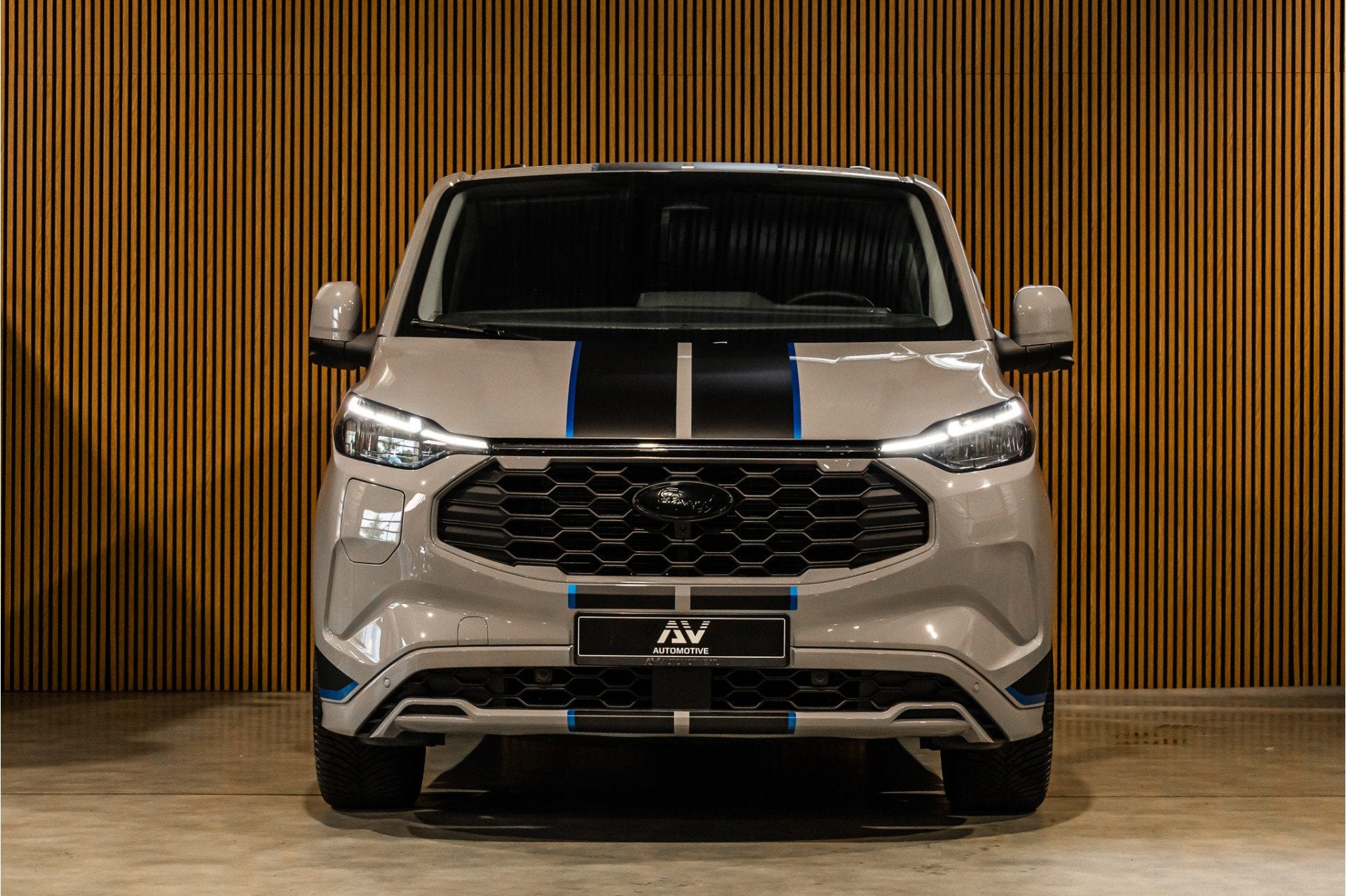 Ford Transit Custom 320 2.5 PHEV Sport DC | Dubbel Cabine |, Auto's, Bestelauto's, Zwart, 4 cilinders, Leder en Stof, 59 km/l