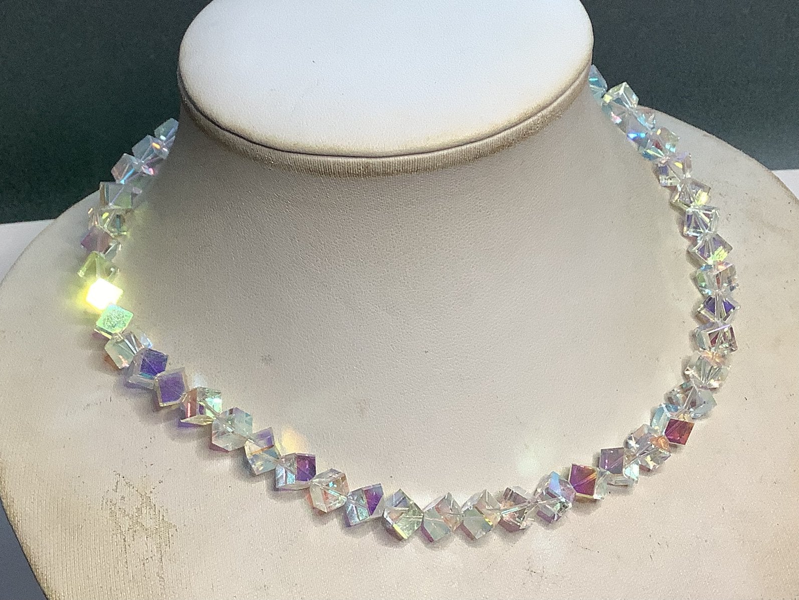 PRACHTIG COLLIER MET FACET GESLEPEN RIJNSTENEN, Verzenden, Ketting