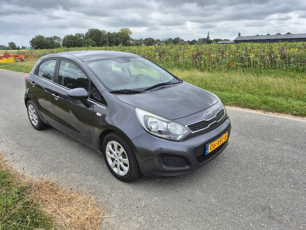 Kia Rio 1.2 I 5DRS 2012 Grijs, Auto's, Kia, Particulier, Rio, Benzine, A, Hatchback, Handgeschakeld, Origineel Nederlands, Zilver of Grijs